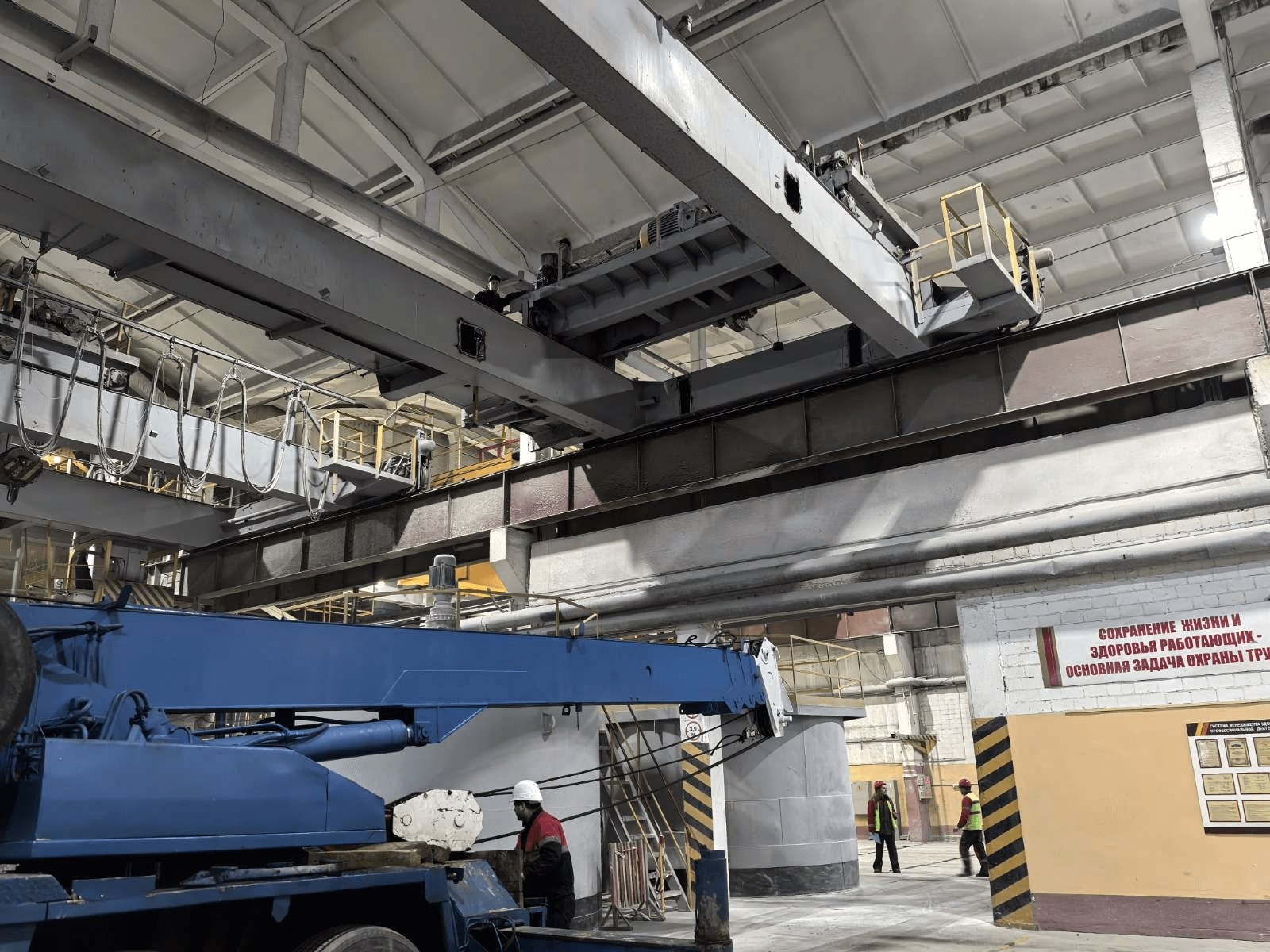 демонтаж крана в цеху